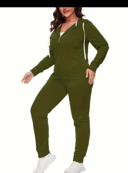 Дамски комплект от две части, включващ едноцветен топ с качулка и дълъ