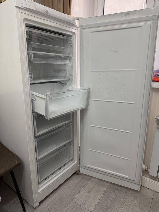 Продам морозильную камеру Indesit