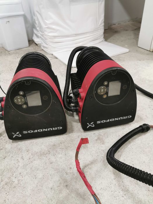 2 Grundfos Циркулационни помпи, огромни.