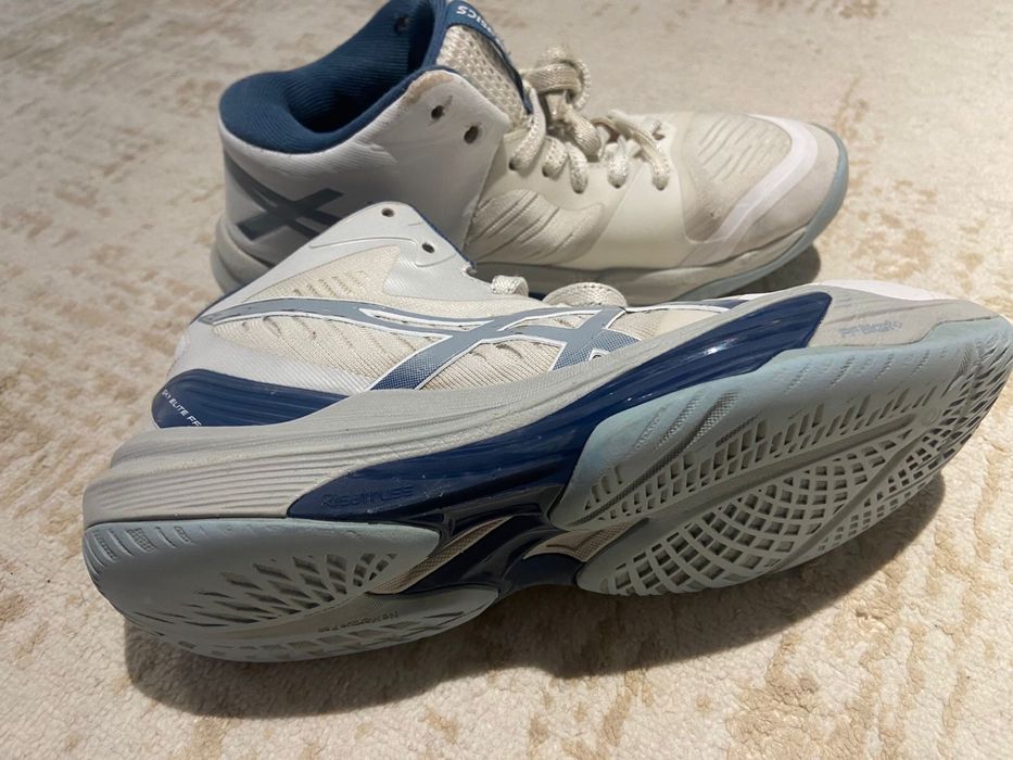 Продам крассовки асикс