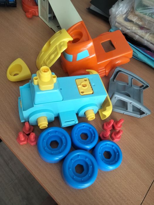 Игрушечный грузовик