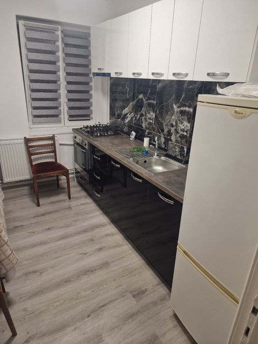 Închiriez apartament cu 3 camere