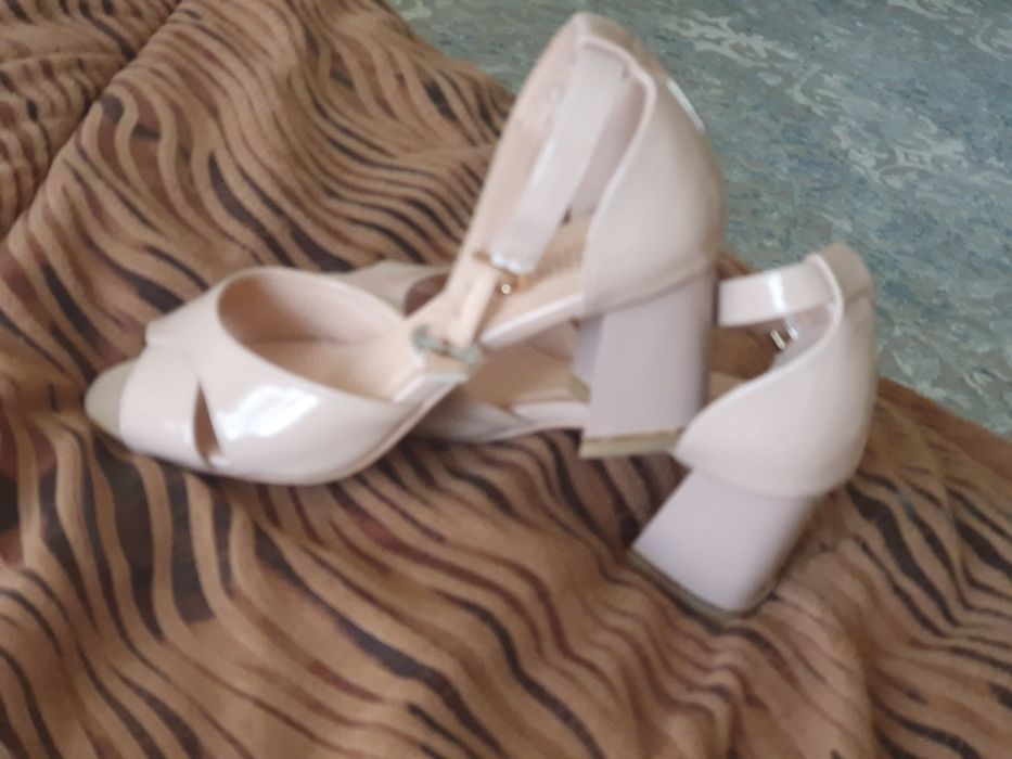 Продаю женские туфли