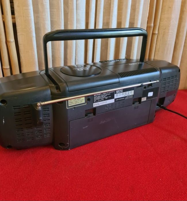 Radio-casetofon vintage Sharp.
