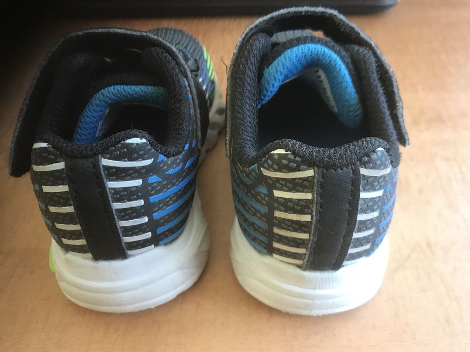 Маратонки със светеща подметка при стъпяне