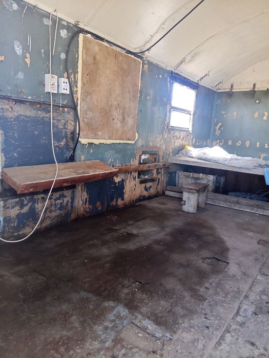 Продам бочку 3.5 куба, два вагончика.