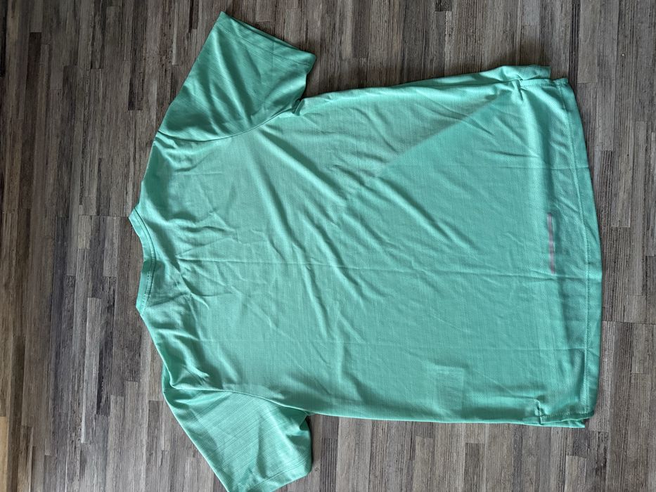 Тениска Nike dry - fit.Размерът е между  M / L