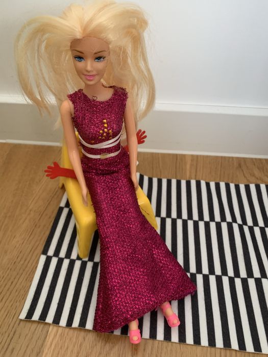 Papusa in camera de zi