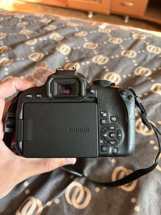 Фотоапарат Canon EOS 800D