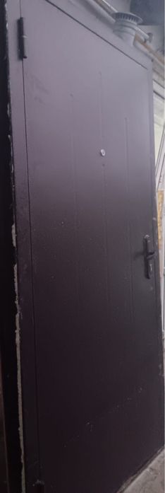 Входная  дверь рродаётся