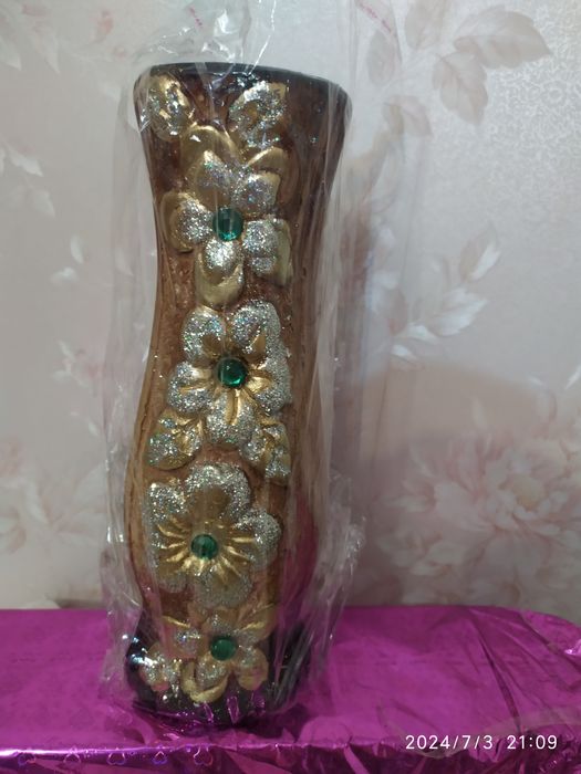 Новая декоративная ваза из гипса.