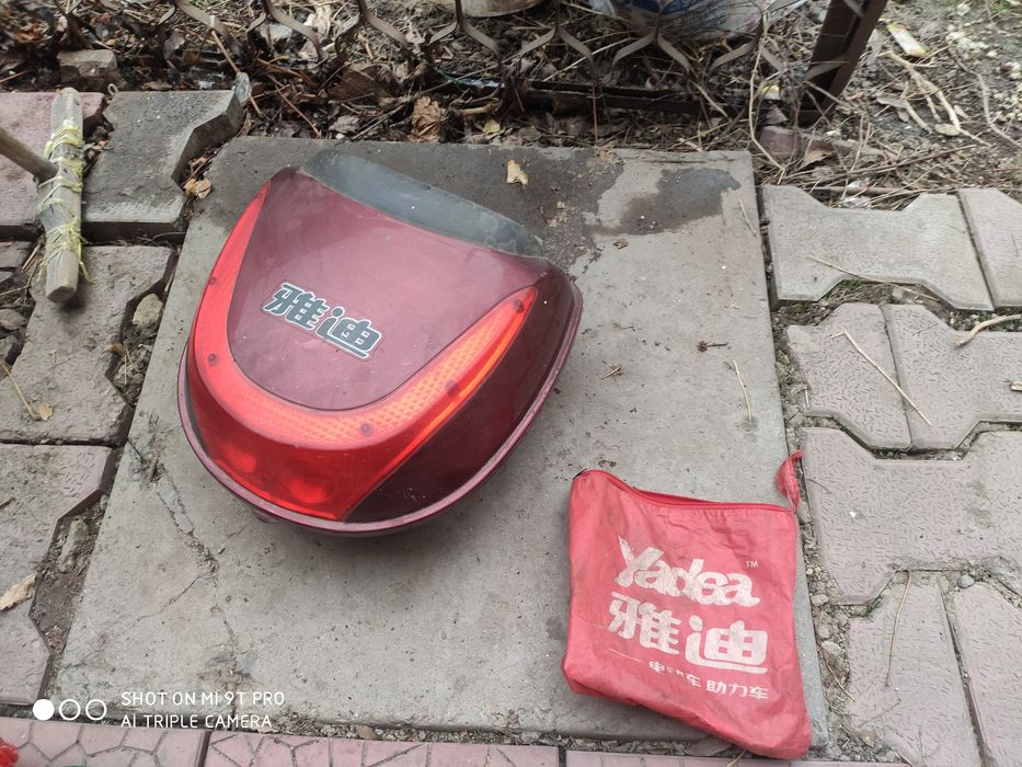 Дождевик и багажник  мопеда