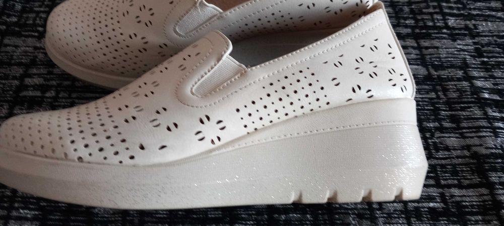 Дамски обувки с платформа