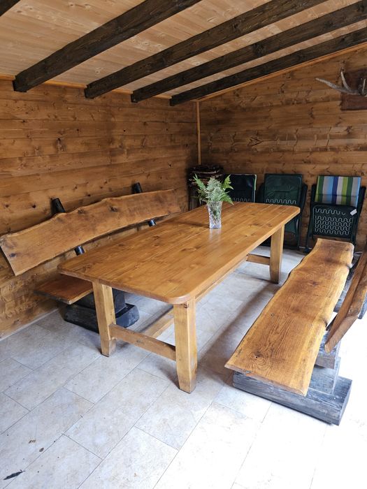 Vând masă cu 2 bănci din lemn masiv cu dimensiuni 2.20 .100 90 ptr ter