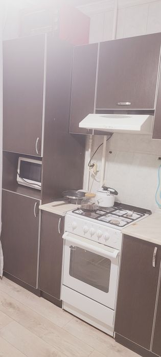 Продам встроенную угловой кухонный гарнитур