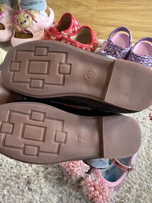 Продам туфли для девочек сандали за все 7000