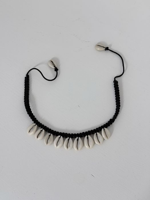 Чокер из ракушек каури