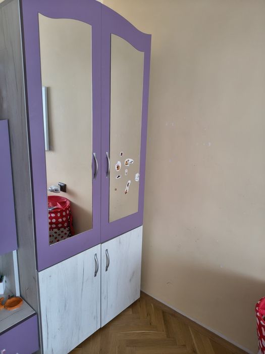 Продава се компактен гардероб