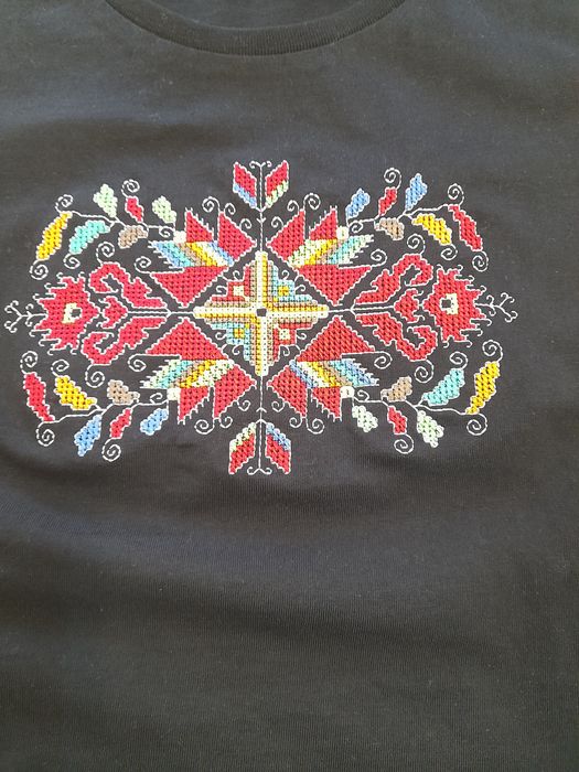 Дамска памучна тениска с БРОДИРАНА Българска шевица