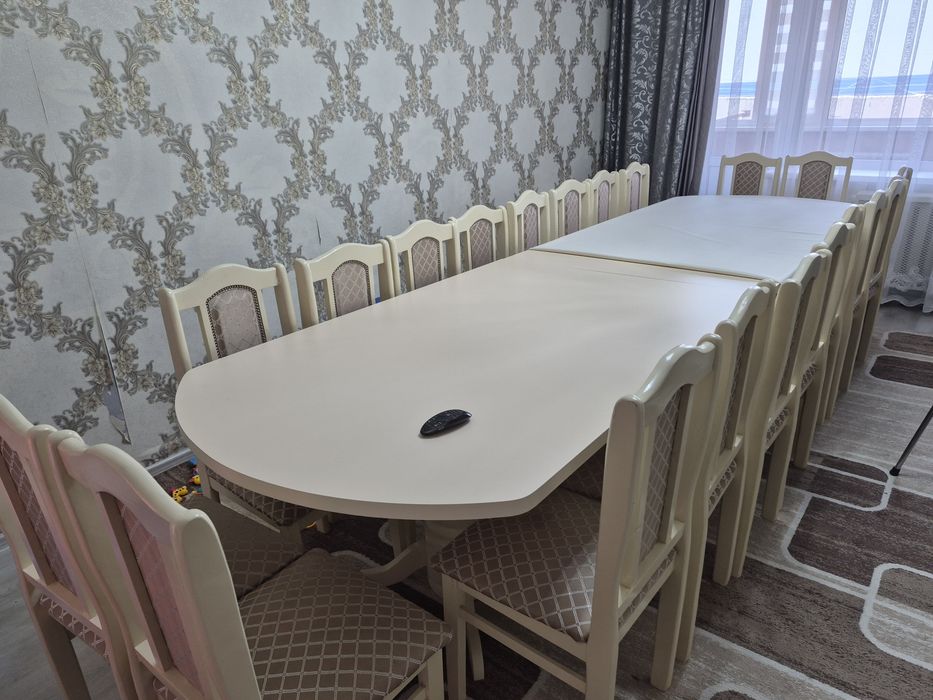 Продам стол 400х110 см + 20 стульев, белый