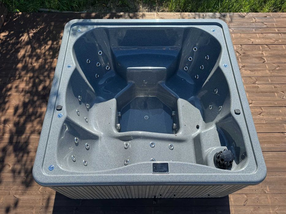 Ciubar jacuzzi patrat NOMAD