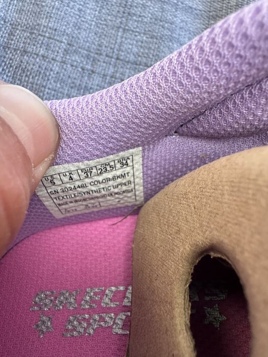 Skechers fete.  noi. 23.5cm