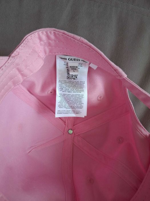 Нова шапка Guess