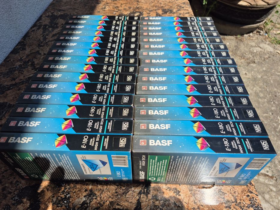 Vând 30 casete video VHS Basf,originale de colectie model de 180 minute cu filme