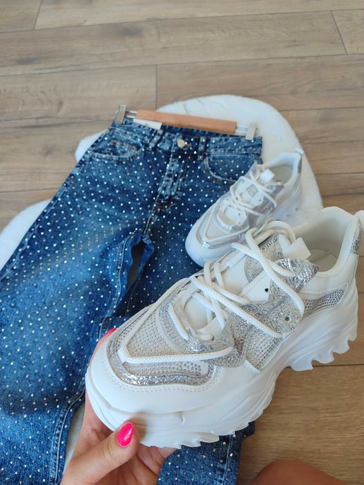 Бели маратонки с камъни