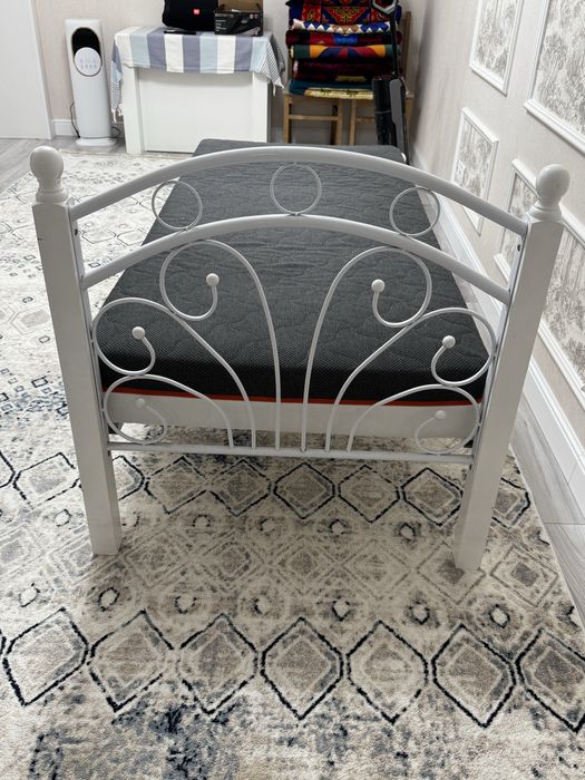 Кровать с матрасом