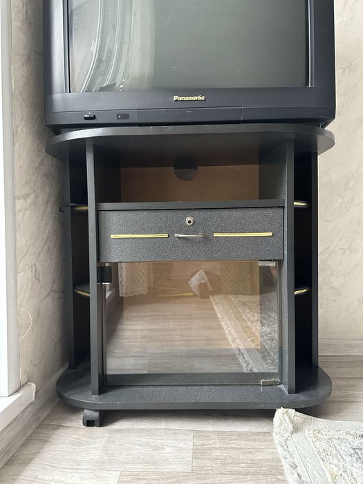 Телевизор Panasonic с тумбочкой