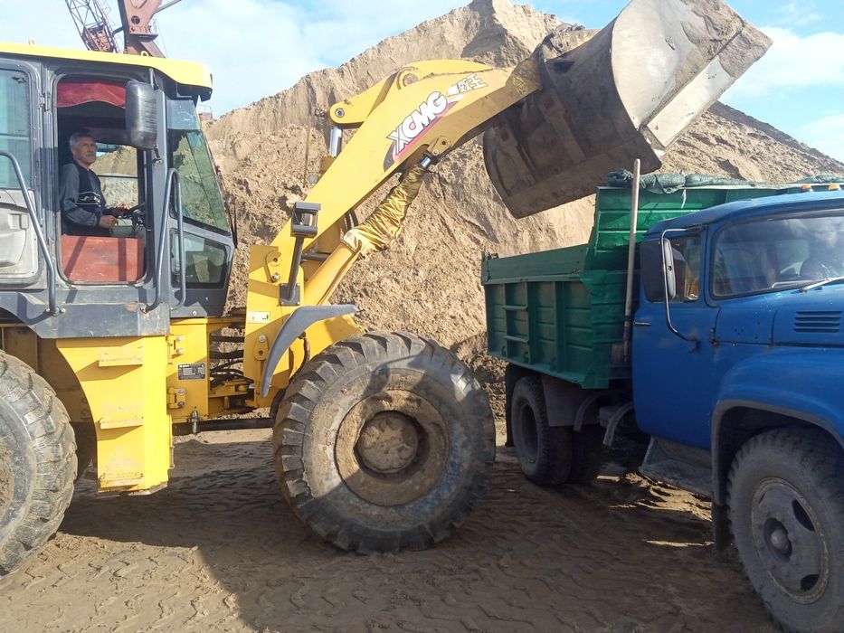 Песок, шлак, отсев, щебень.