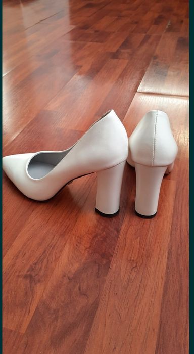 Белые туфли в отличном состоянии