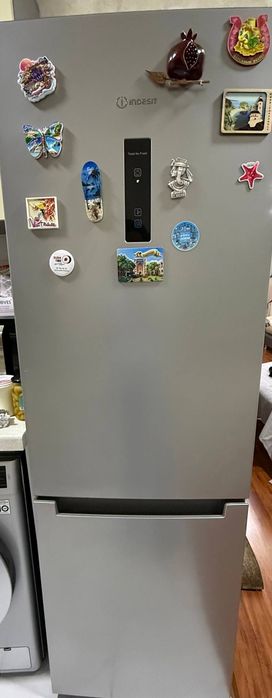 Продается холодильник  Indesit Total No Frost+ микроволновка в подарок