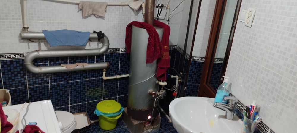 Зилони бозорда 3 хонали ховли сотилади евро ремонт килинган шароит зур