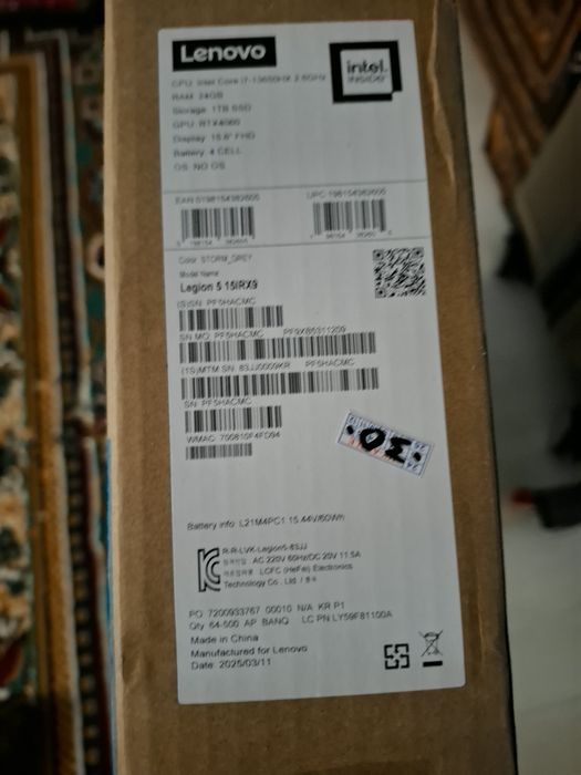 Ноутбук  янги ишламанган каропкаси очилган