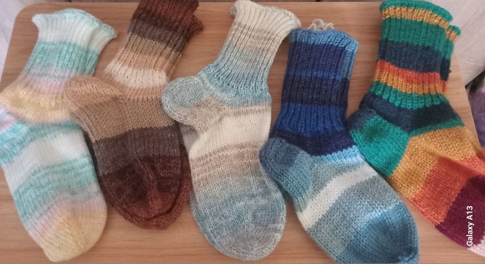 Предлагам ръчноплетени чорапи и терлици