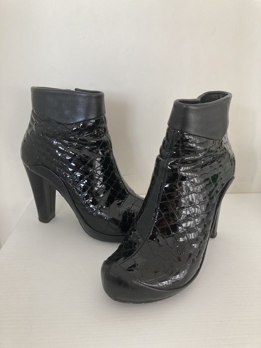 Лачени боти с ток