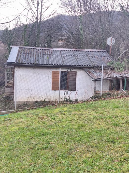 Дървена къща с интернитови плоскости