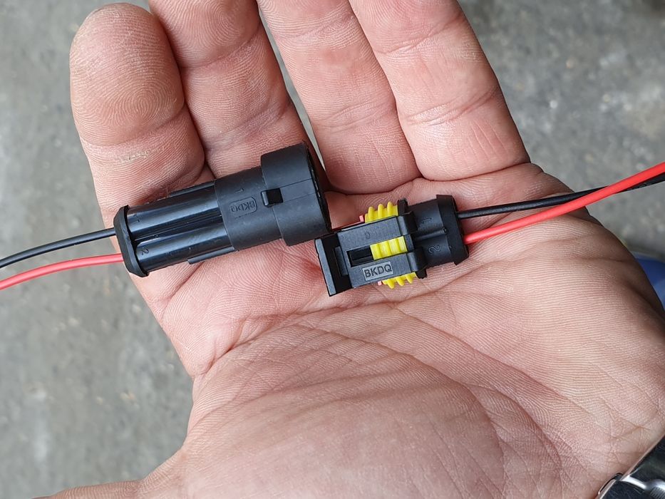 Влагозащитена букса за 12-24V, 2пина, IP67