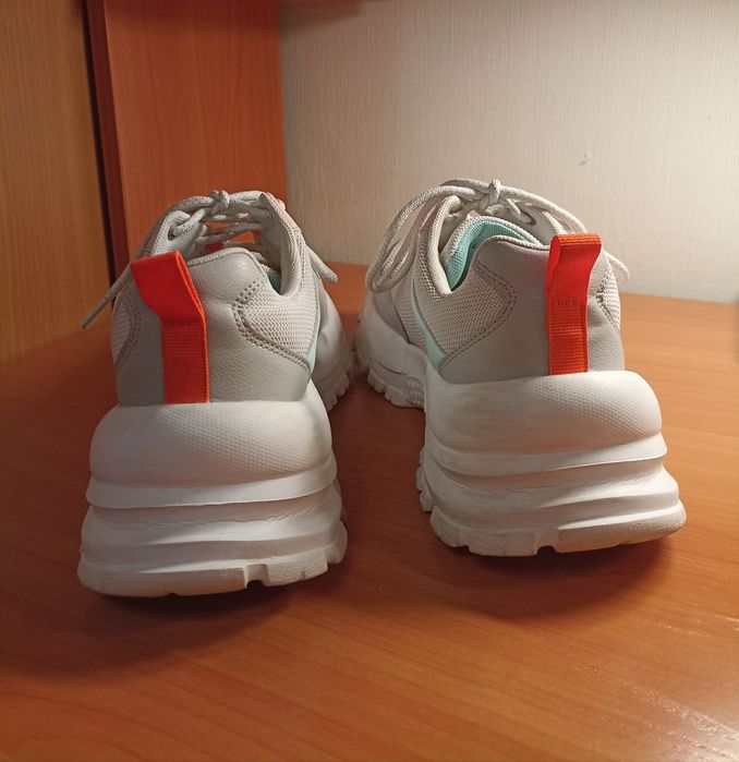 Кроссовки женские