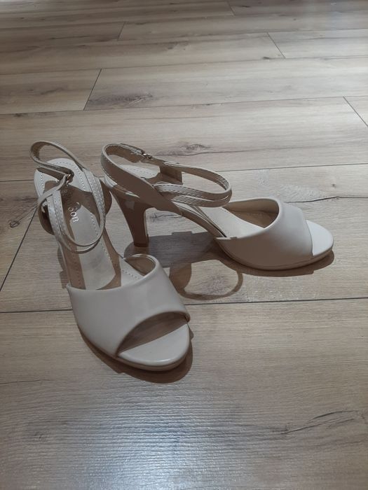 Продам босоножки