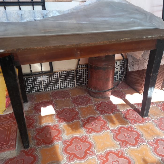 Стол сотилади. Тахта стол