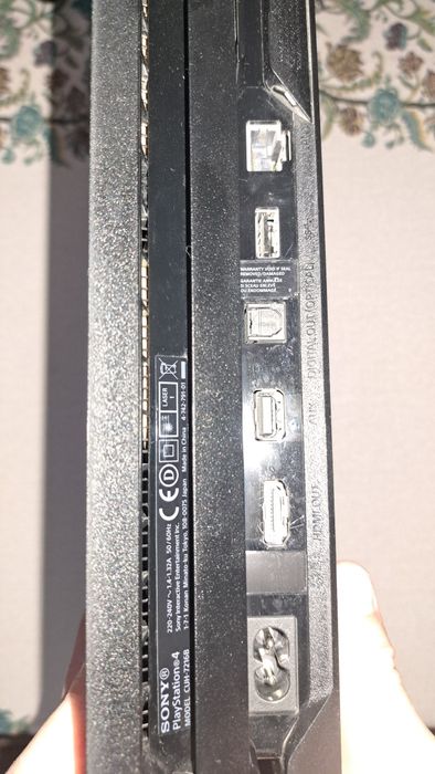 PS4 Pro 1TB (с пломбой) / 2 джойстика / 20 игр