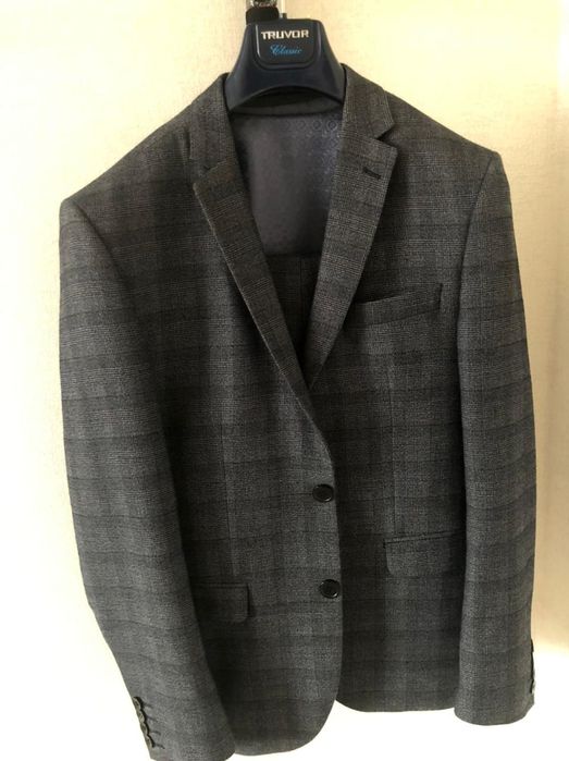 Продам два костюма