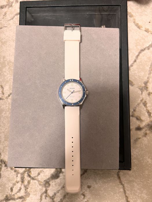 Часовник Skagen с бяла силиконова верижка