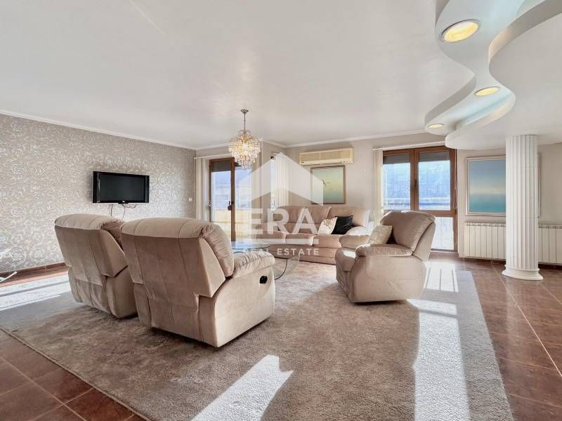 Дава се под наем Тристаен апартамент в София, Център - 138 кв.м за 1800 € - Снимка #1