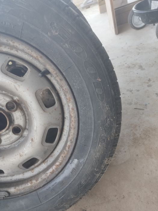 Vând cauciucuri cu jante pt vw t4,195 70 15c