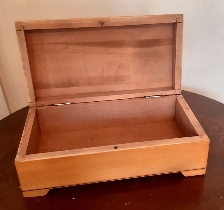 Дървена кутия с дърворезба