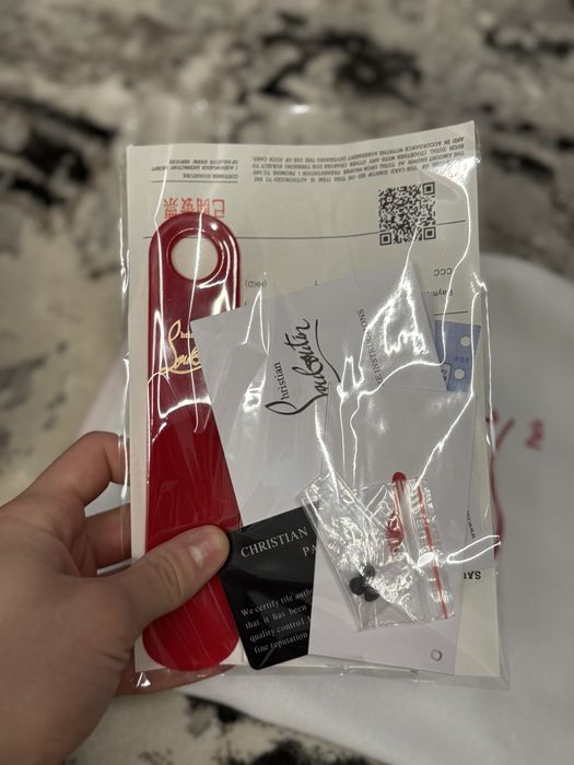 Louboutini calitate premium vin cu toate accesoriile aferente